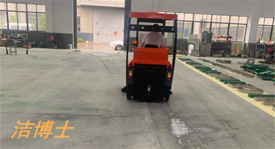 駕駛掃地機(jī) 駕駛掃地機(jī)