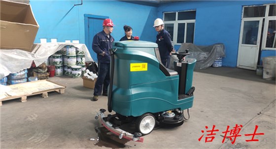 駕駛洗地機(jī)