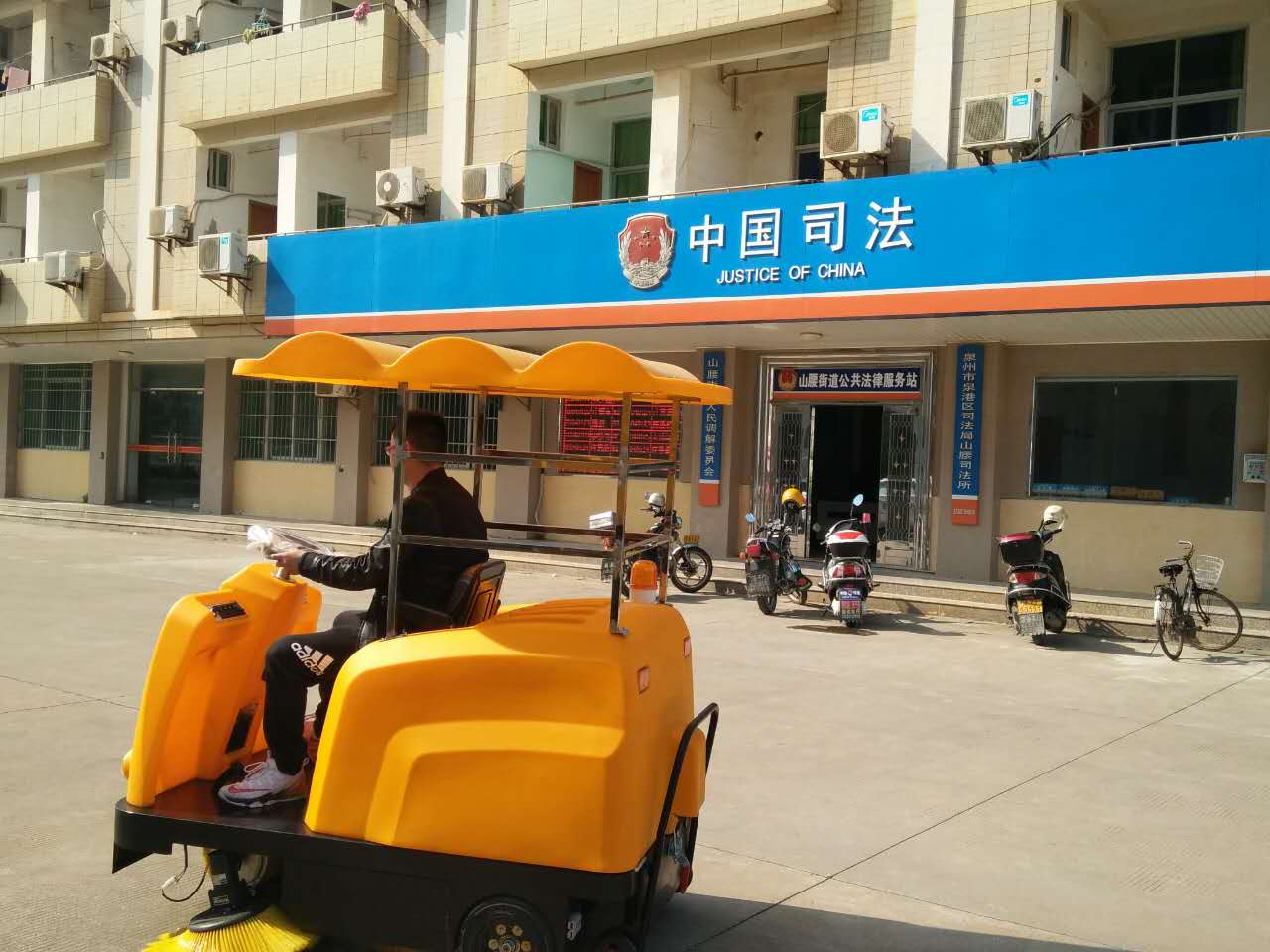 驚！一輛潔博士路面清掃機(jī)，惹得員工搶著干活？