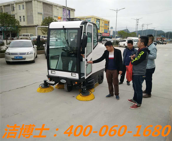 潔博士駕駛掃地車客戶案例——上海揚(yáng)久實業(yè)