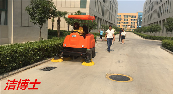 電動(dòng)駕駛式掃地車