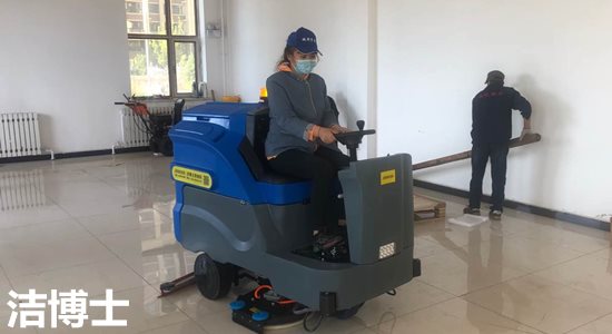 洗地機(jī)使用中 洗地機(jī)使用中