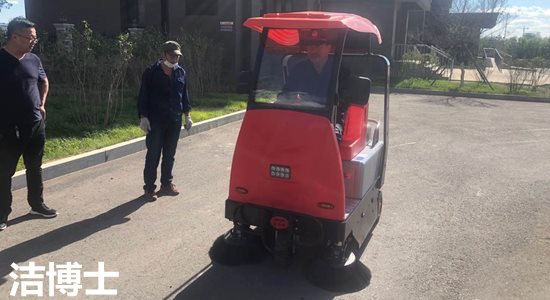 潔博士掃地機(jī)使用中 潔博士掃地機(jī)使用中