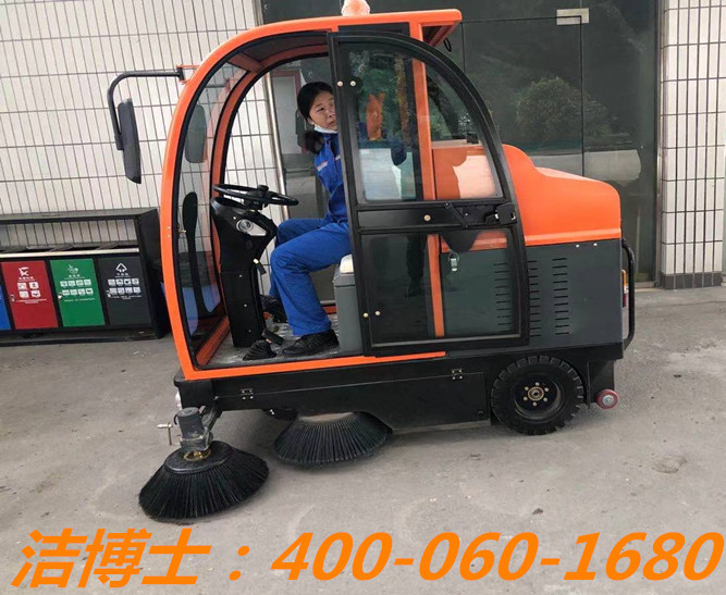 潔博士掃地車客戶案例——廣州黃坤油庫(kù) 潔博士掃地車客戶案例——廣州黃坤油庫(kù)