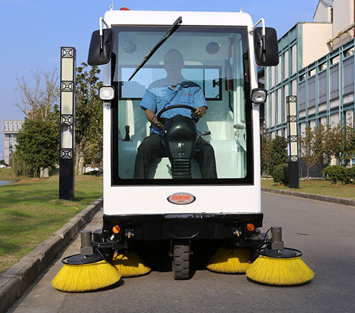 潔博士全封閉駕駛式電動掃地車 潔博士全封閉駕駛式電動掃地車